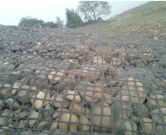 鋼塑復(fù)合土工格柵的特性與工程應(yīng)用